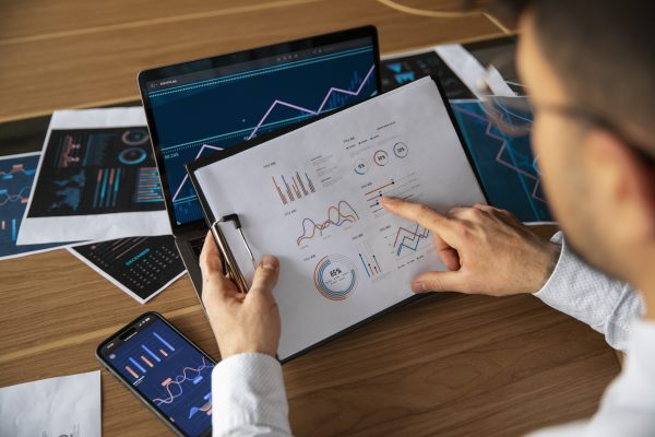 تفاوت تحقیقات بازار و تحلیل رقبا؛ کدام برای شروع کسب‌وکار اولویت دارد؟